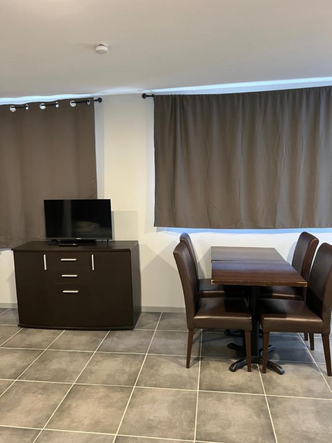 Paris Par Trains, Area, Studios Avec Salle De Bain Et Kitchenette Privees, Ou, Chambres Avec Salles Bain Et Cuisines Communes Persan Buitenkant foto