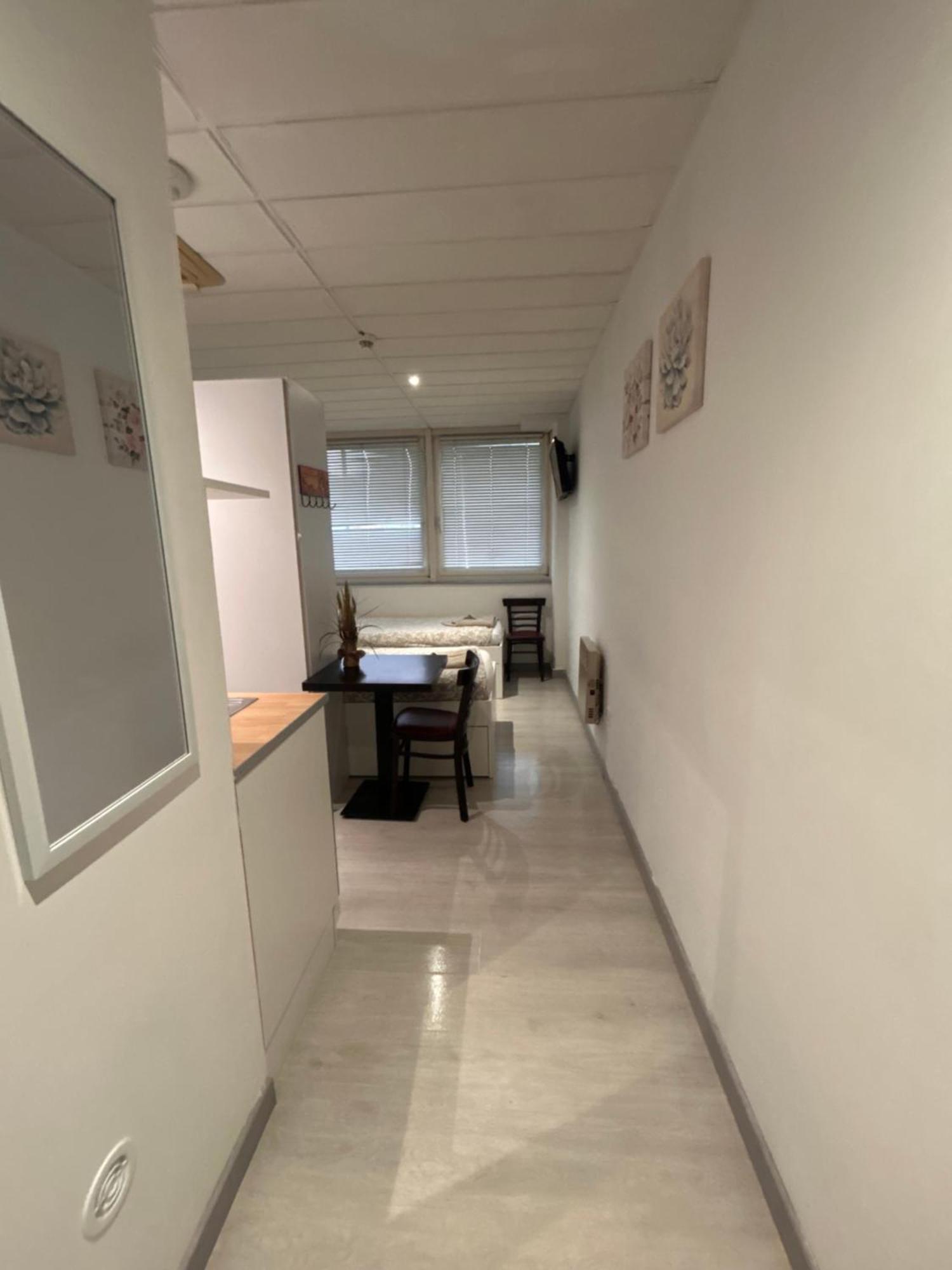 Paris Par Trains, Area, Studios Avec Salle De Bain Et Kitchenette Privees, Ou, Chambres Avec Salles Bain Et Cuisines Communes Persan Buitenkant foto